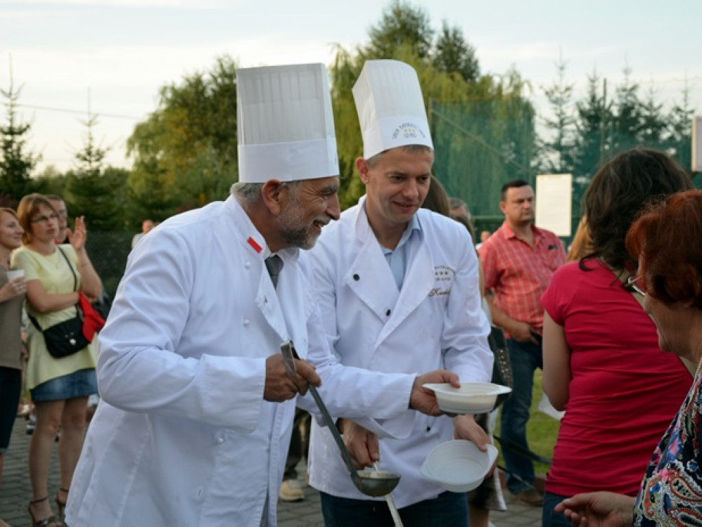 Nieporęt: Jak wójt ze starostą grochówkę serwowali, czyli Piknik Rodzinny