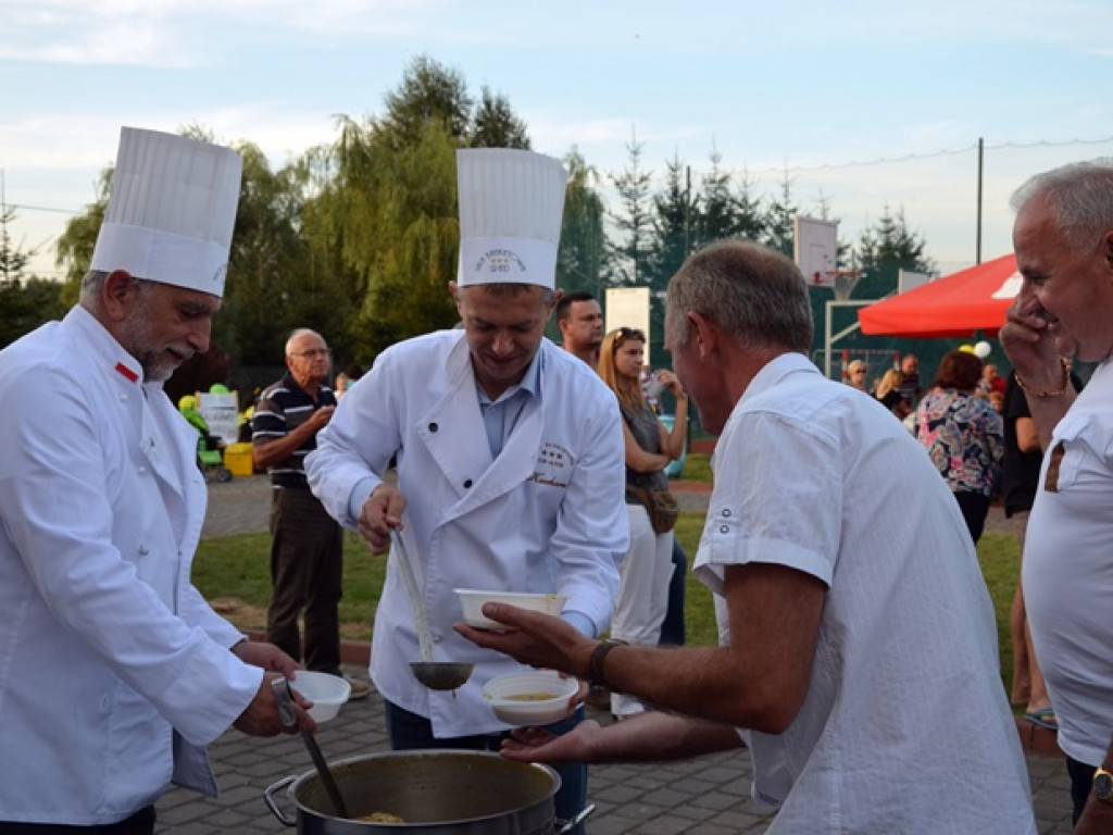 Nieporęt: Jak wójt ze starostą grochówkę serwowali, czyli Piknik Rodzinny