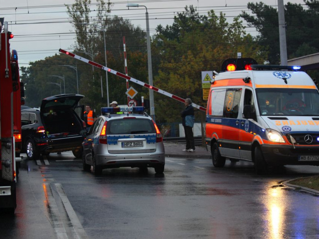 Legionowo: Dwie osobówki zderzyły się na przejeździe kolejowym