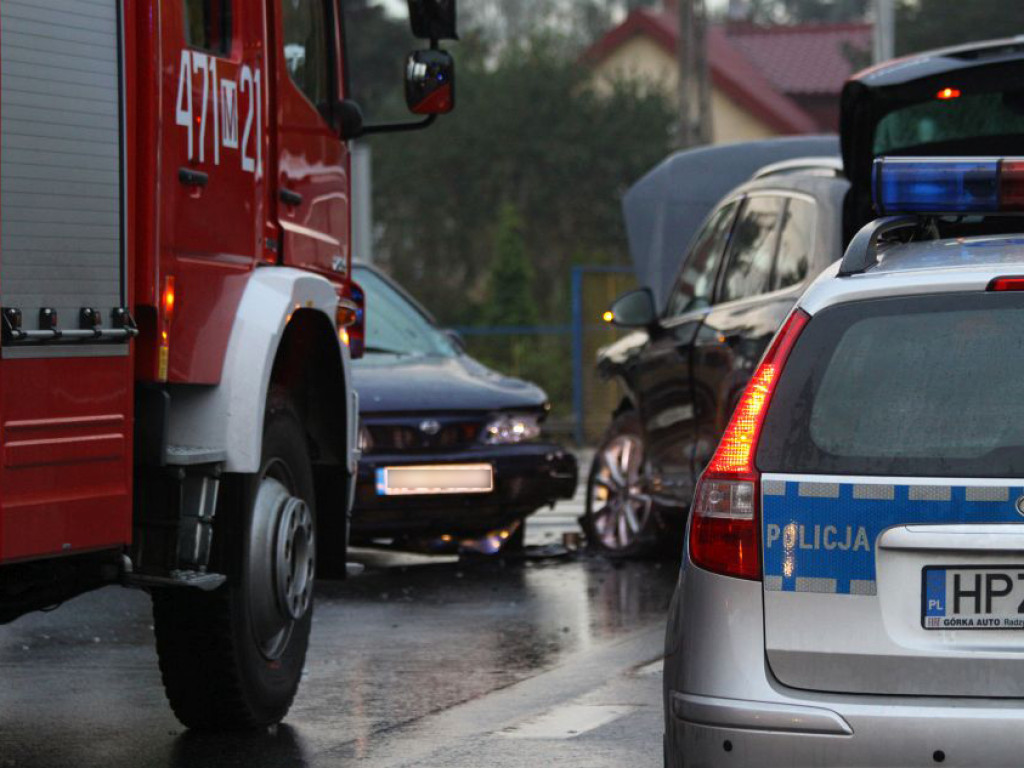 Legionowo: Dwie osobówki zderzyły się na przejeździe kolejowym