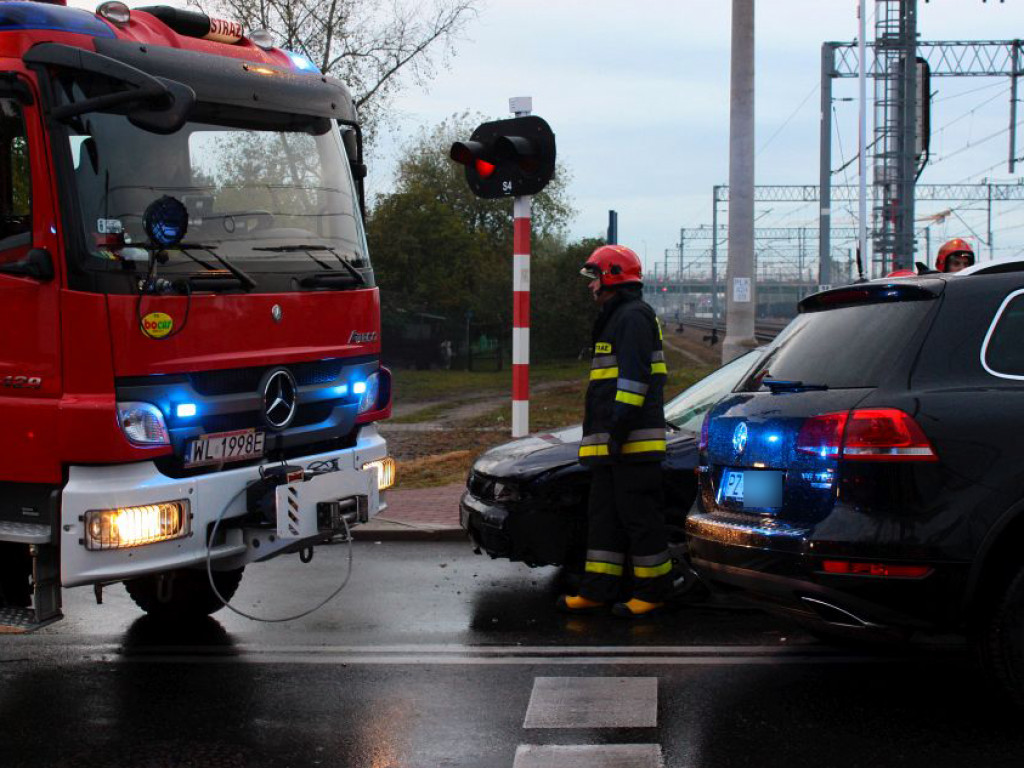 Legionowo: Dwie osobówki zderzyły się na przejeździe kolejowym