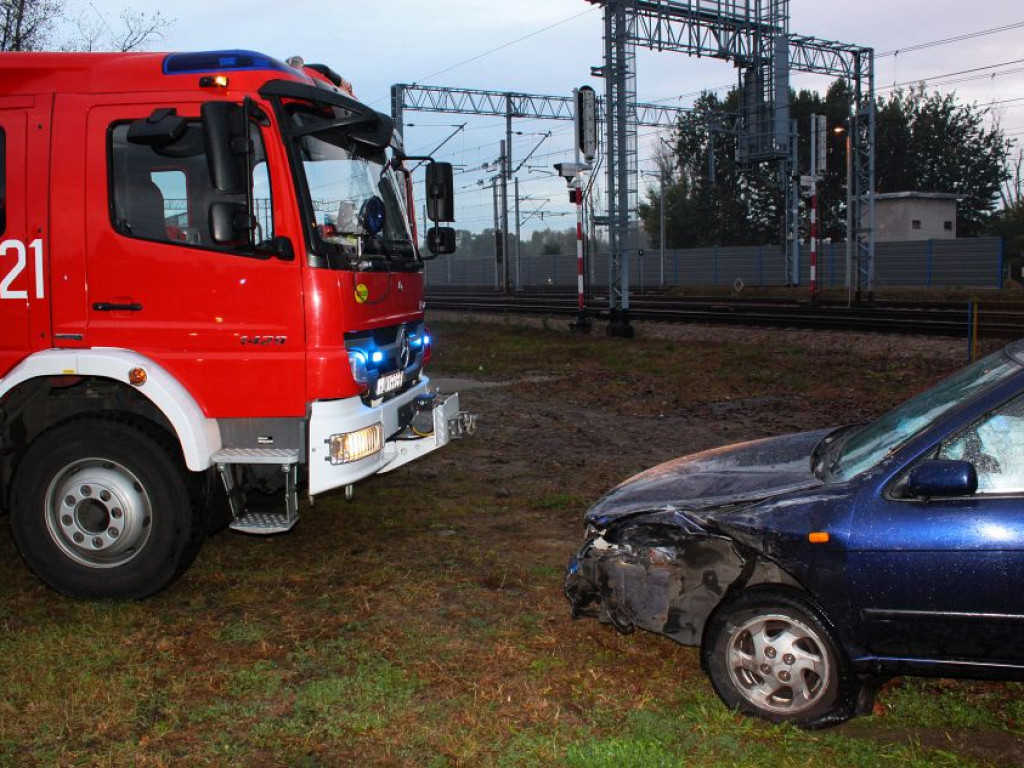 Legionowo: Dwie osobówki zderzyły się na przejeździe kolejowym
