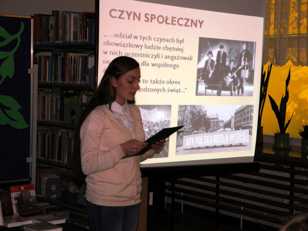 Sentymentalna podróż w czasy PRL-u z LO im. Konopnickiej