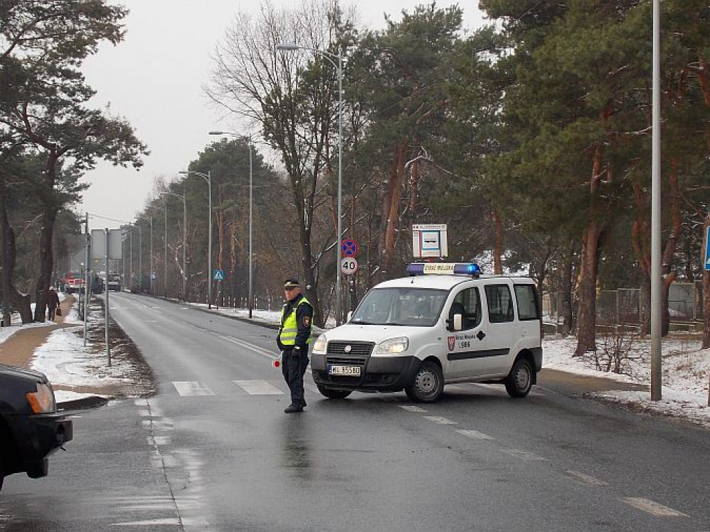 Legionowo: Szambiarka uderzyła w drzewo. Kierowcy nic się nie stało