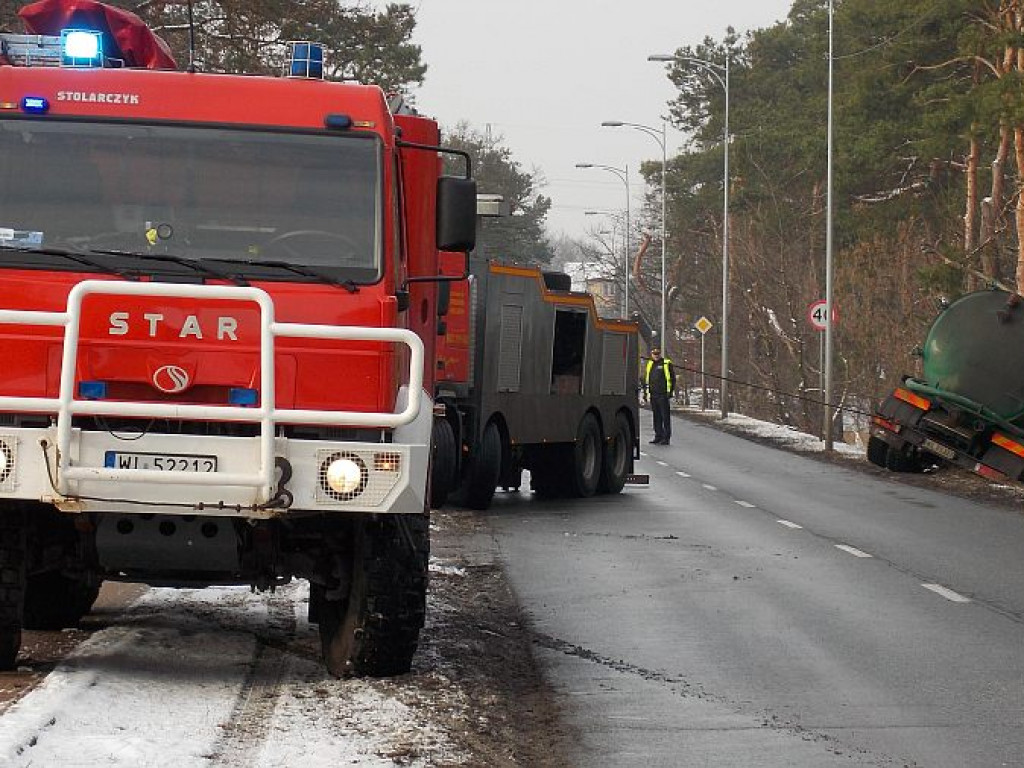 Legionowo: Szambiarka uderzyła w drzewo. Kierowcy nic się nie stało