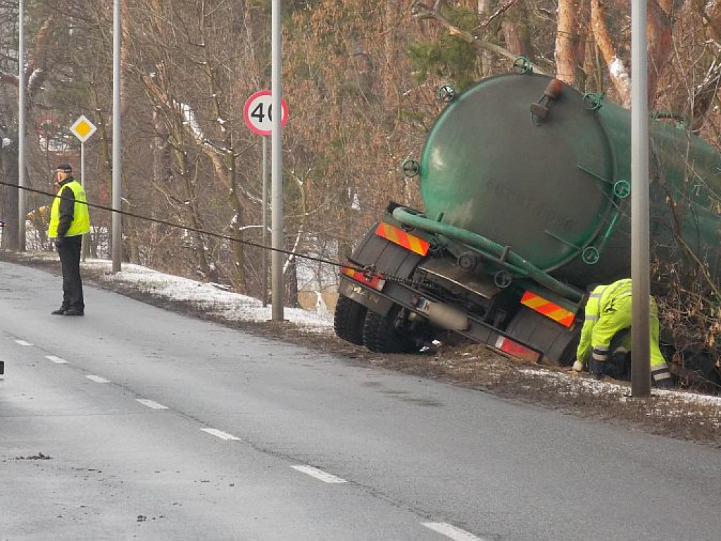 Legionowo: Szambiarka uderzyła w drzewo. Kierowcy nic się nie stało