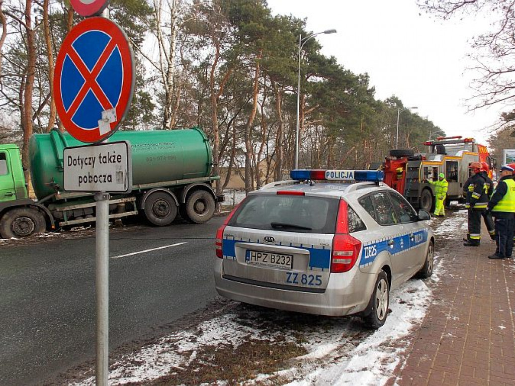 Legionowo: Szambiarka uderzyła w drzewo. Kierowcy nic się nie stało