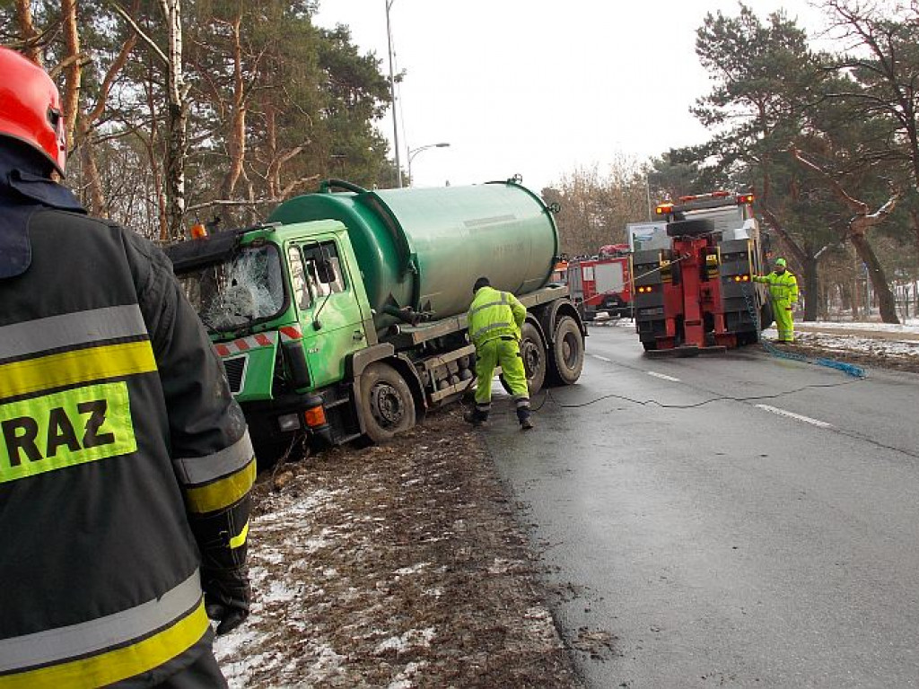 Legionowo: Szambiarka uderzyła w drzewo. Kierowcy nic się nie stało