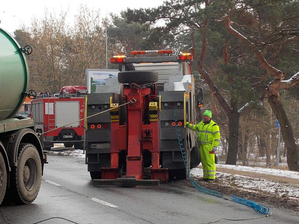 Legionowo: Szambiarka uderzyła w drzewo. Kierowcy nic się nie stało