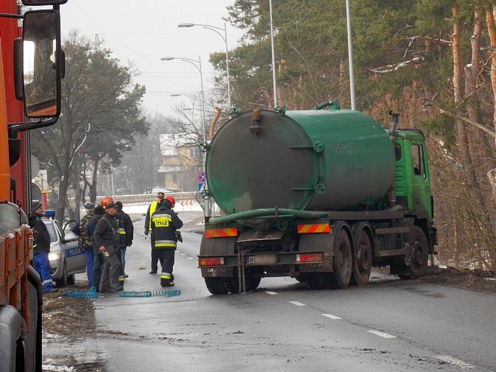 Legionowo: Szambiarka uderzyła w drzewo. Kierowcy nic się nie stało