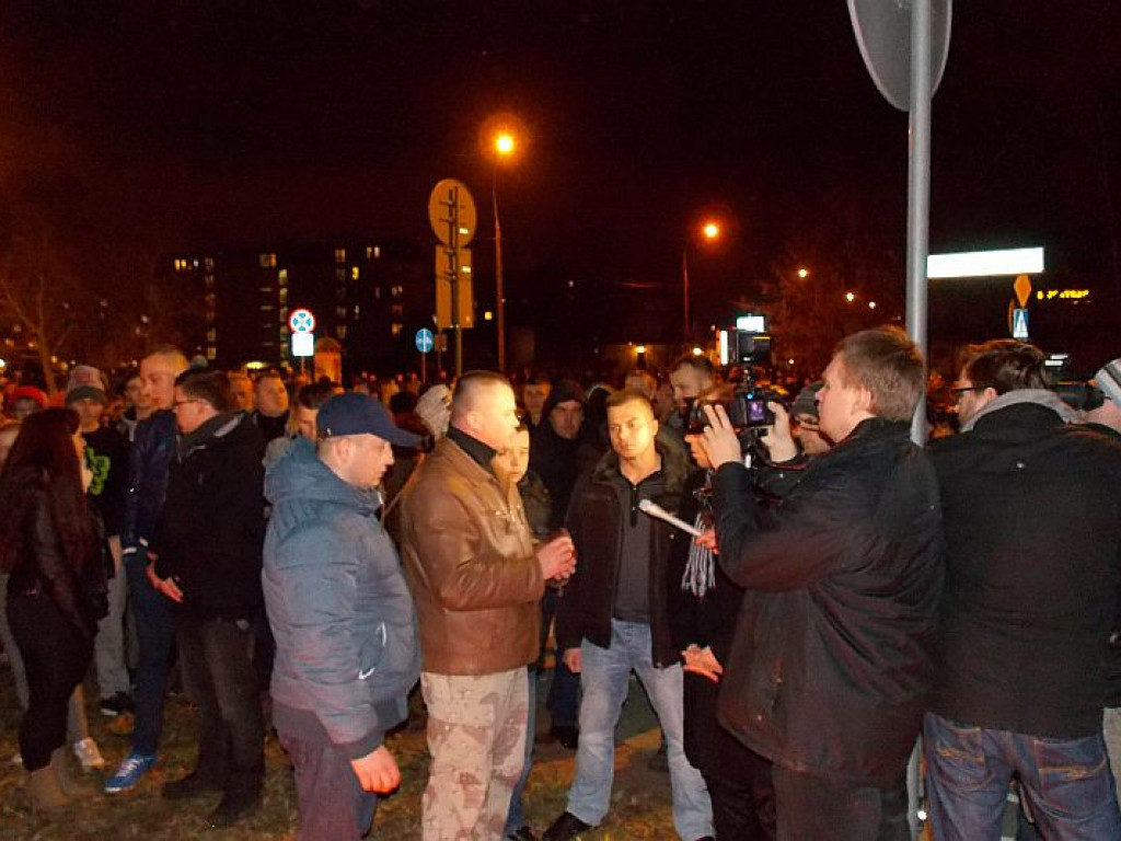 Legionowo: Wieczorne zamieszki pod gmachem policji