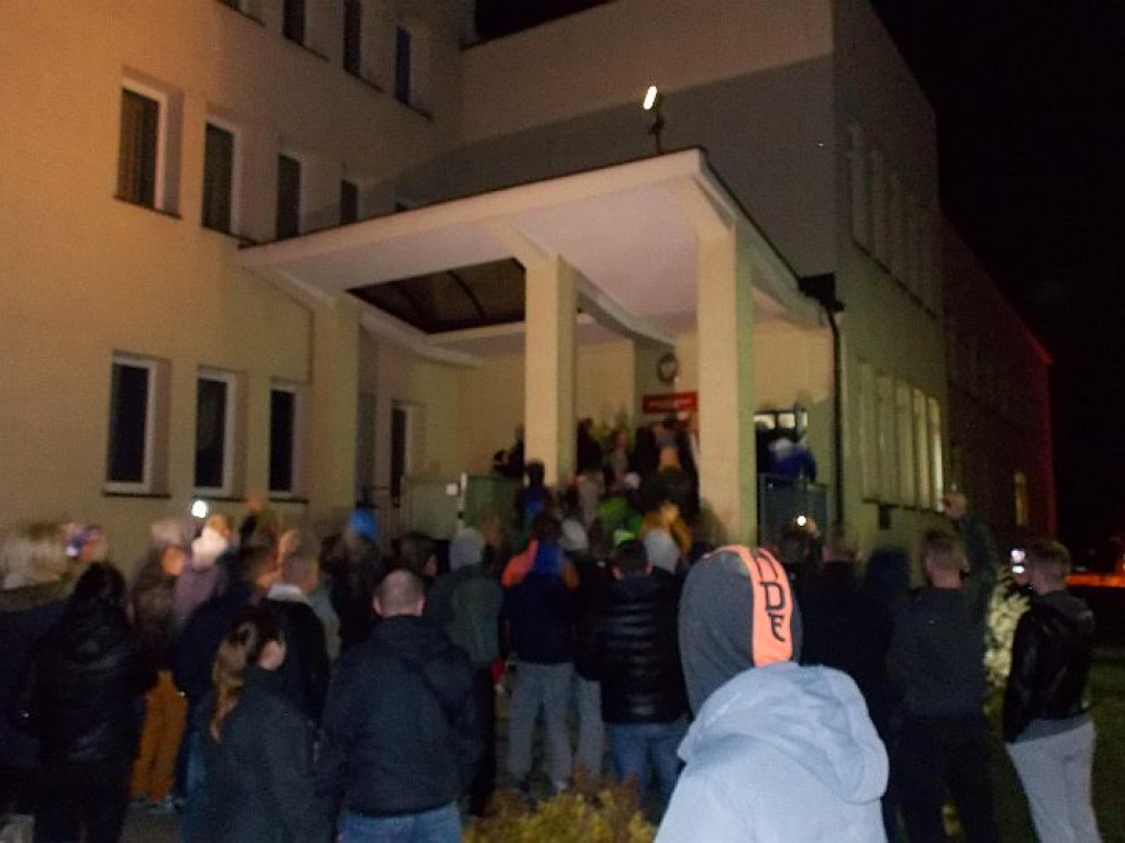 Legionowo: Wieczorne zamieszki pod gmachem policji