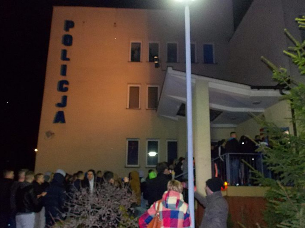 Legionowo: Wieczorne zamieszki pod gmachem policji