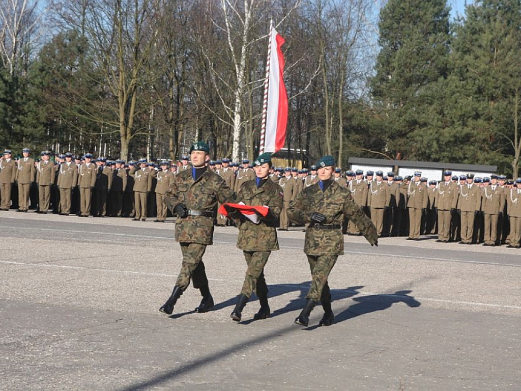 Amarantowe sznury dla żołnierzy Centrum Szkolenia Łączności