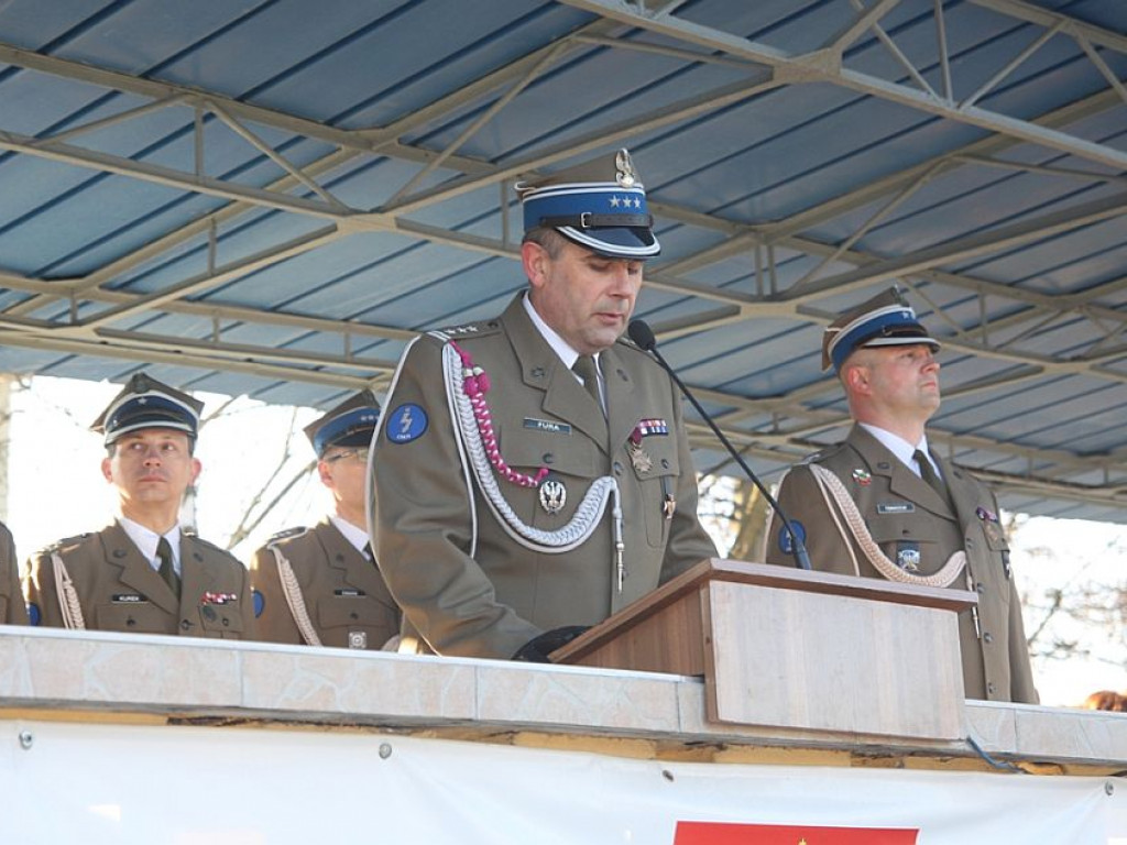 Amarantowe sznury dla żołnierzy Centrum Szkolenia Łączności