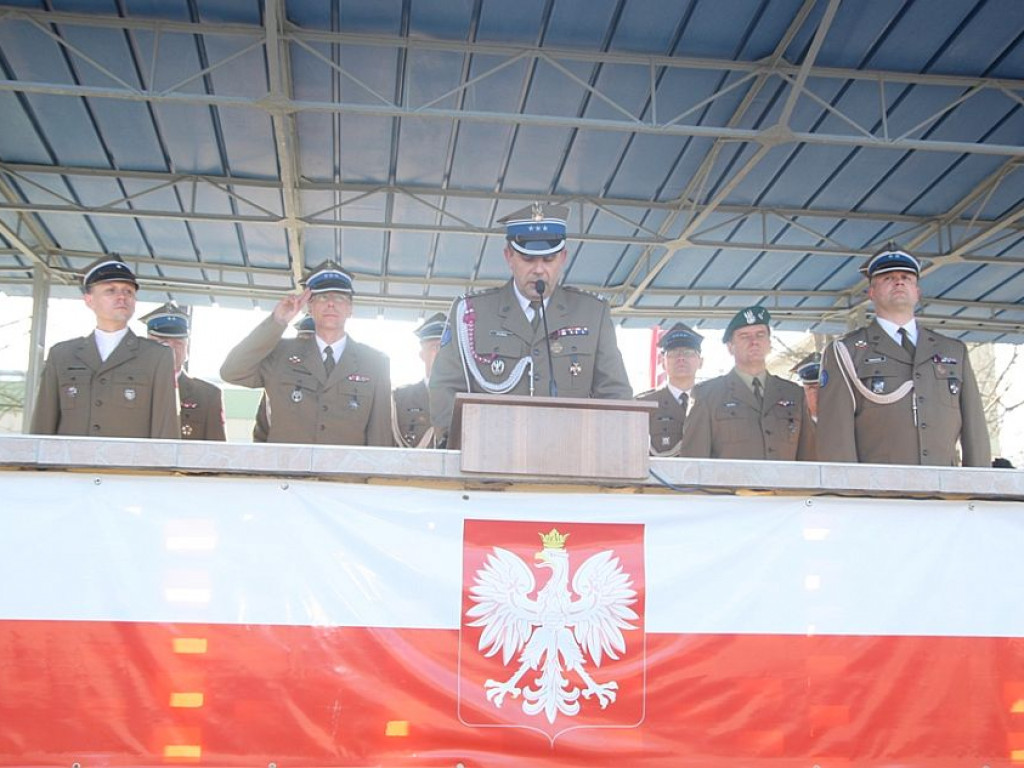 Amarantowe sznury dla żołnierzy Centrum Szkolenia Łączności
