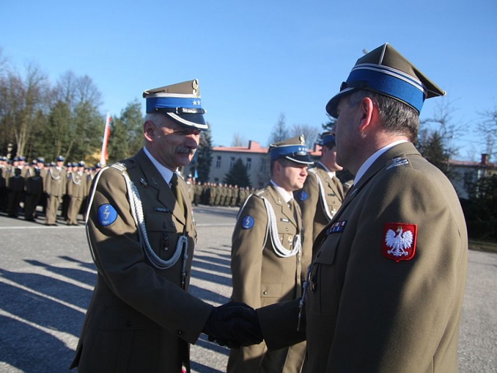 Amarantowe sznury dla żołnierzy Centrum Szkolenia Łączności