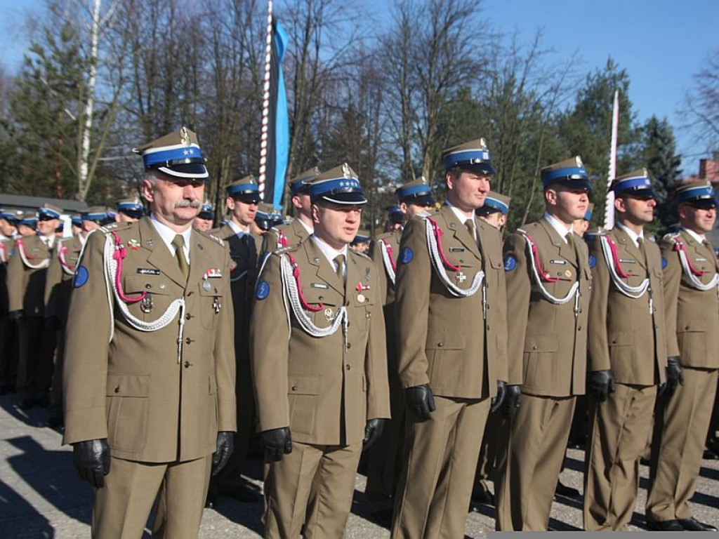 Amarantowe sznury dla żołnierzy Centrum Szkolenia Łączności