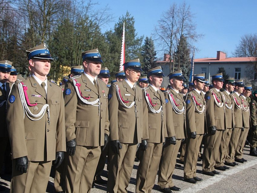 Amarantowe sznury dla żołnierzy Centrum Szkolenia Łączności