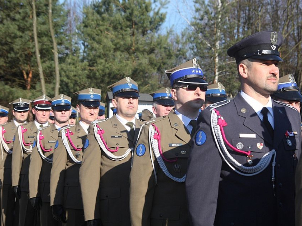 Amarantowe sznury dla żołnierzy Centrum Szkolenia Łączności