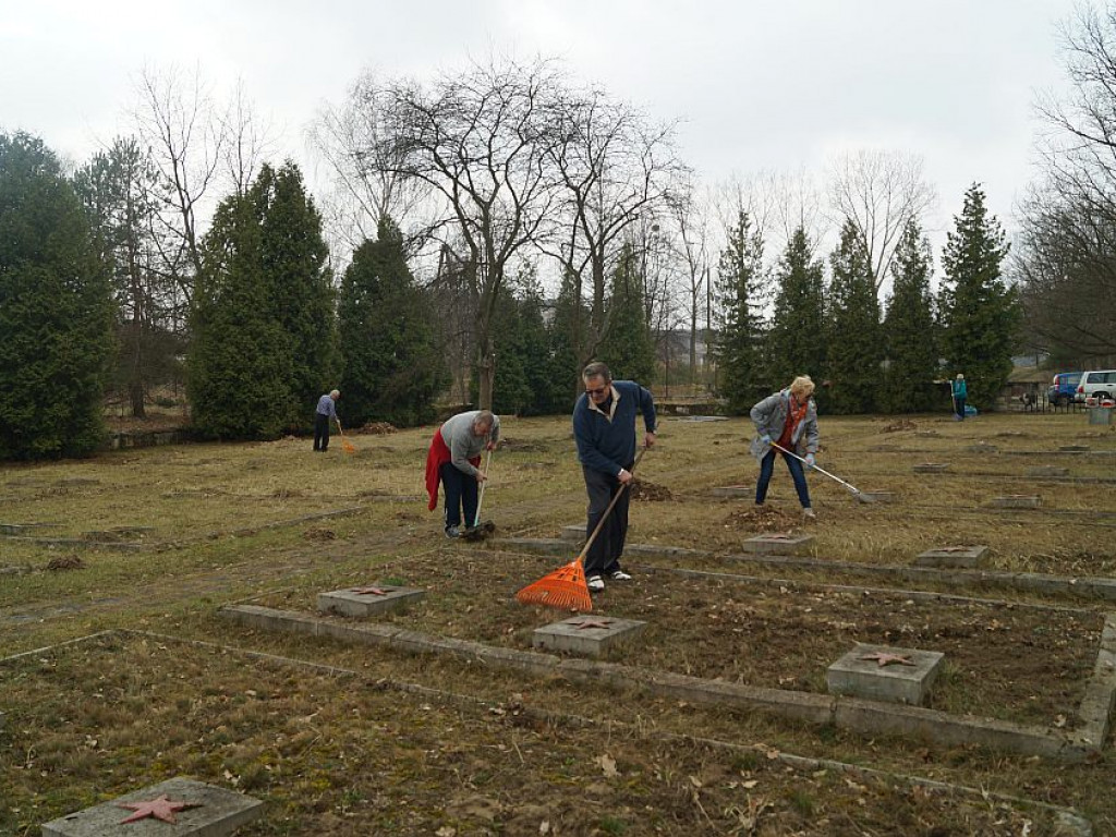 Białobrzegi: Sprzątali zapomniany cmentarz