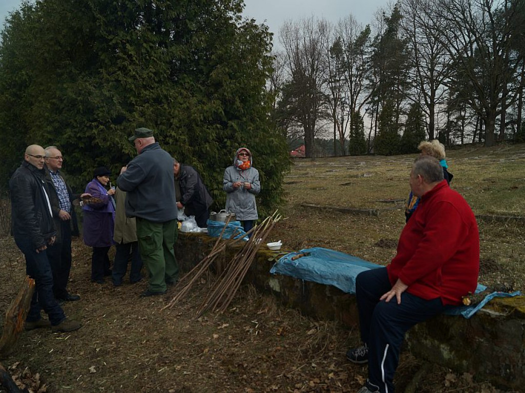 Białobrzegi: Sprzątali zapomniany cmentarz