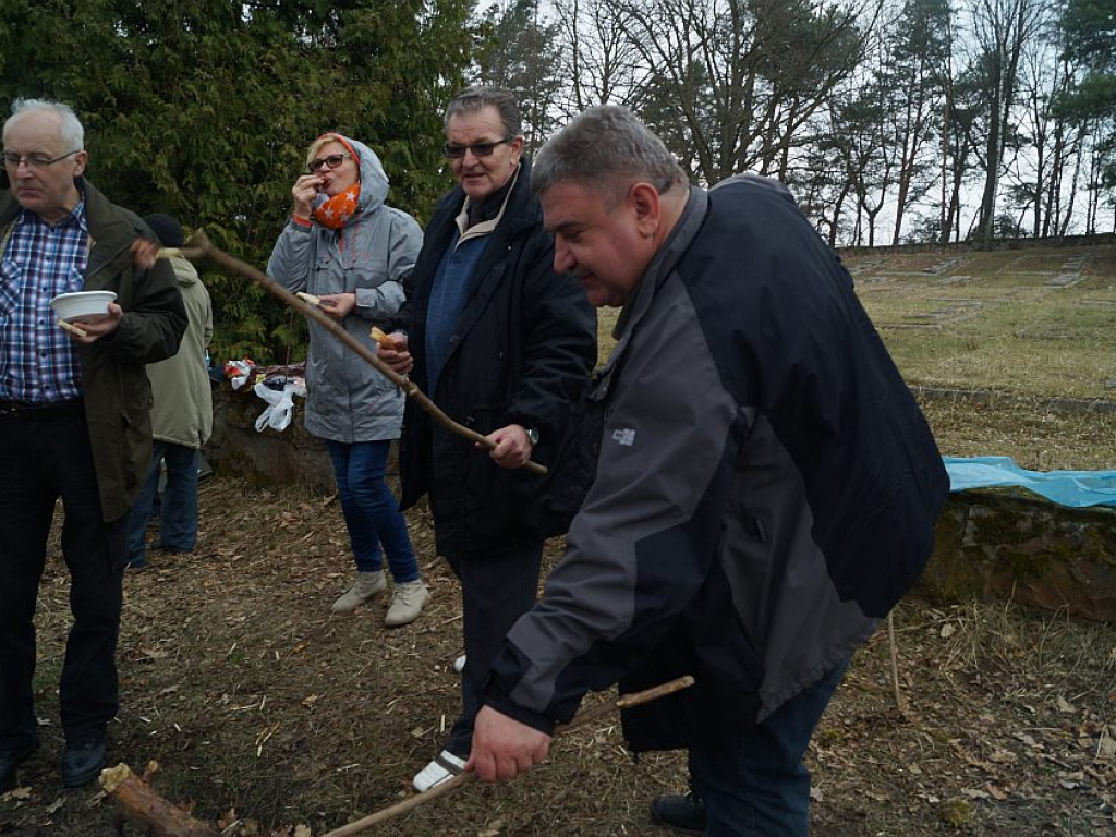Białobrzegi: Sprzątali zapomniany cmentarz