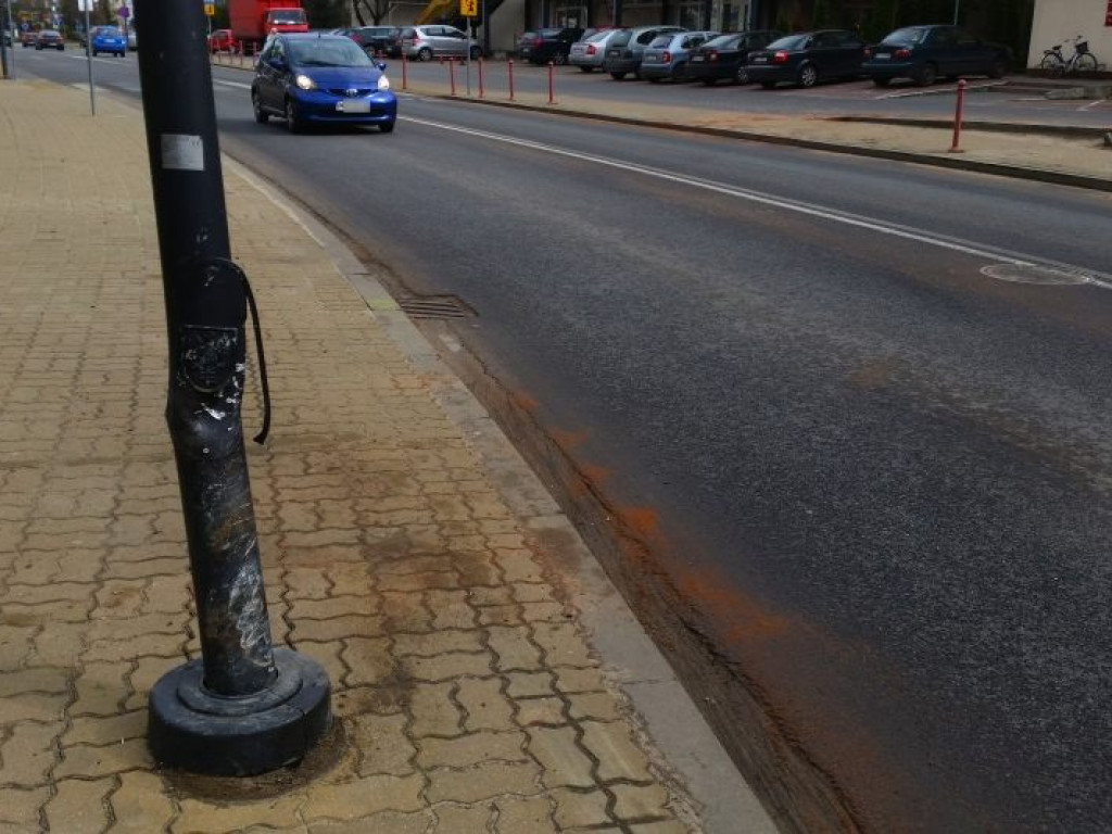 Legionowo: Uderzył w latarnię i uciekł