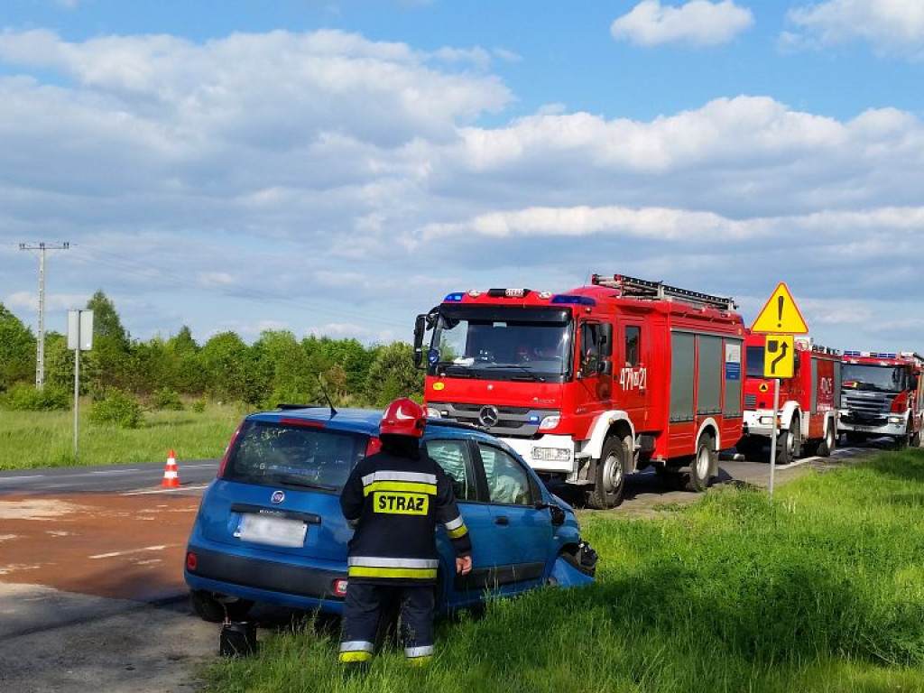 Skierdy: Fiat uderzył w ciężarówkę i dachował