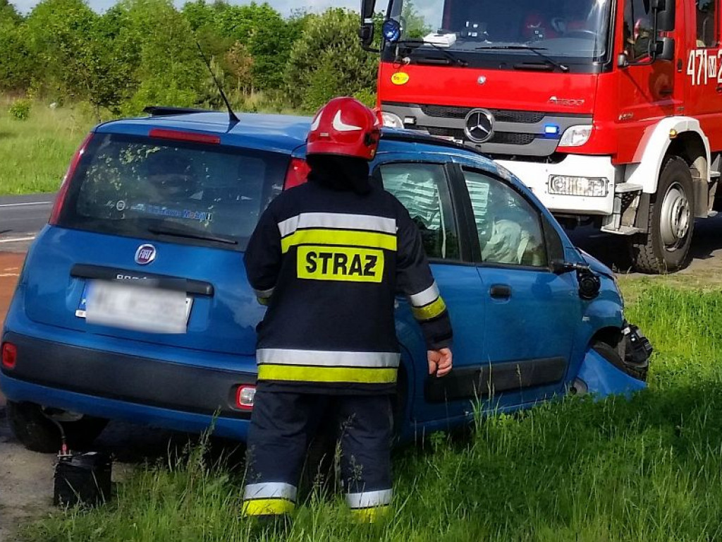 Skierdy: Fiat uderzył w ciężarówkę i dachował