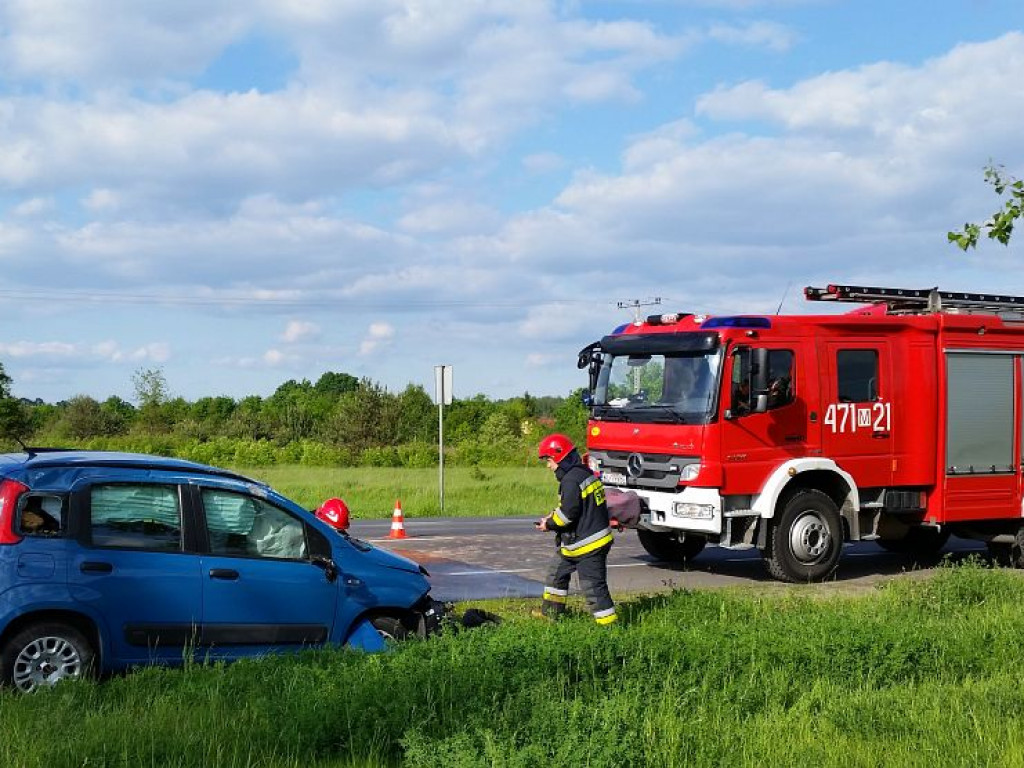 Skierdy: Fiat uderzył w ciężarówkę i dachował