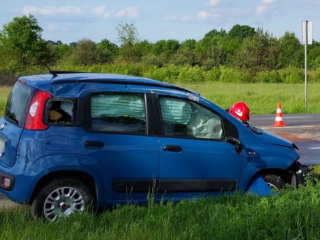 Skierdy: Fiat uderzył w ciężarówkę i dachował