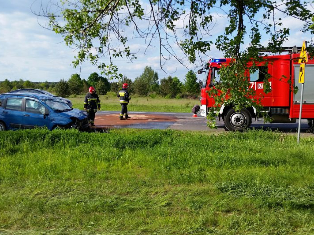 Skierdy: Fiat uderzył w ciężarówkę i dachował