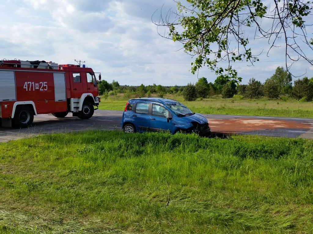 Skierdy: Fiat uderzył w ciężarówkę i dachował