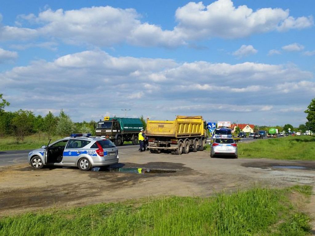 Skierdy: Fiat uderzył w ciężarówkę i dachował