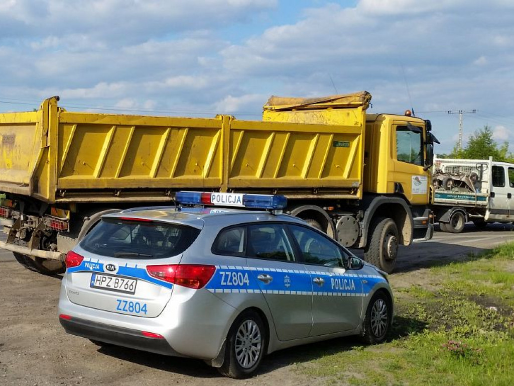 Skierdy: Fiat uderzył w ciężarówkę i dachował