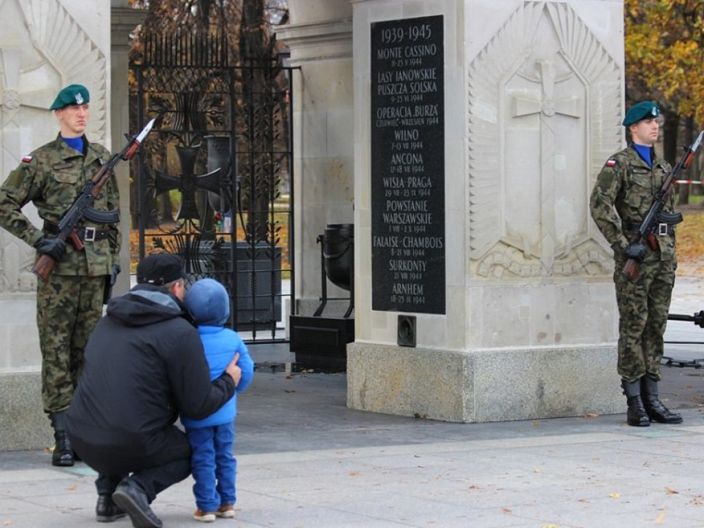 Zmiana Posterunku Honorowego przez żołnierzy zegrzyńskiego Centrum