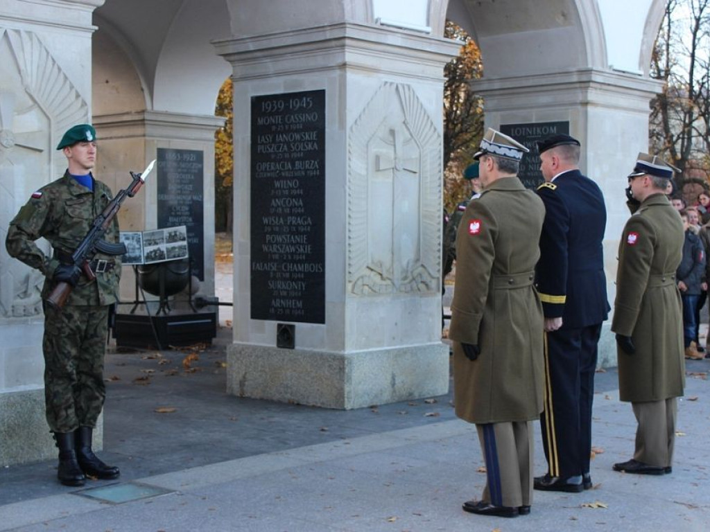Zmiana Posterunku Honorowego przez żołnierzy zegrzyńskiego Centrum