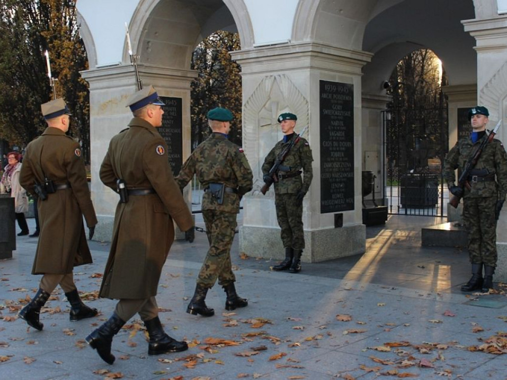 Zmiana Posterunku Honorowego przez żołnierzy zegrzyńskiego Centrum