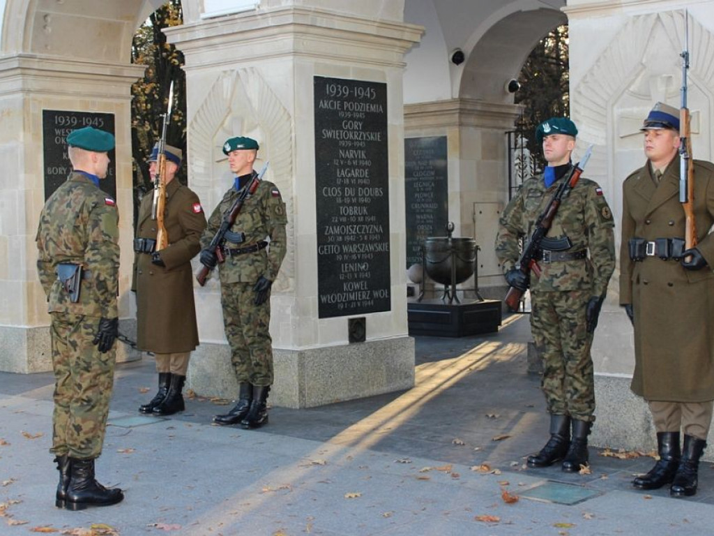 Zmiana Posterunku Honorowego przez żołnierzy zegrzyńskiego Centrum