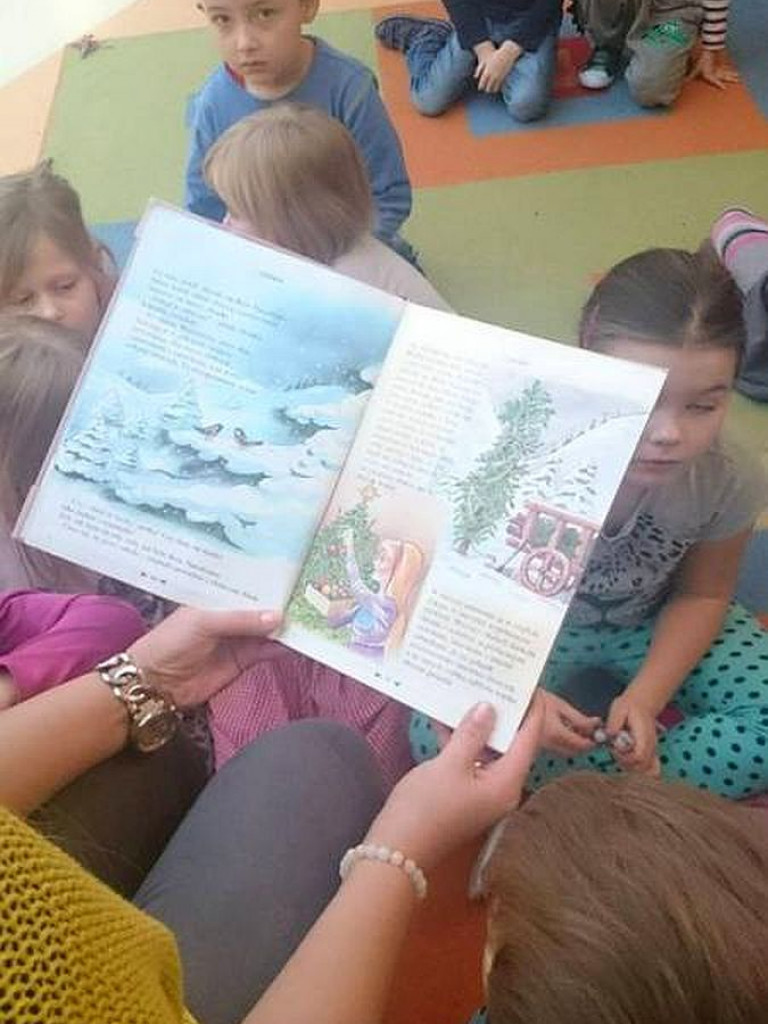 Mikołajkowe czytanie z mamą i tatą w Zespole Szkolno-Przedszkolnym nr 2