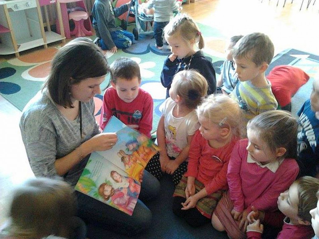 Mikołajkowe czytanie z mamą i tatą w Zespole Szkolno-Przedszkolnym nr 2
