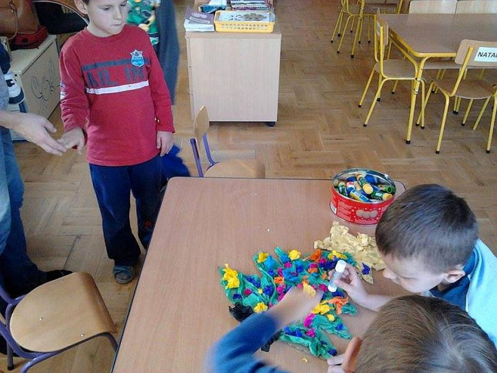 Mikołajkowe czytanie z mamą i tatą w Zespole Szkolno-Przedszkolnym nr 2