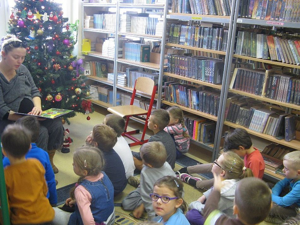 Mikołajkowe czytanie z mamą i tatą w Zespole Szkolno-Przedszkolnym nr 2