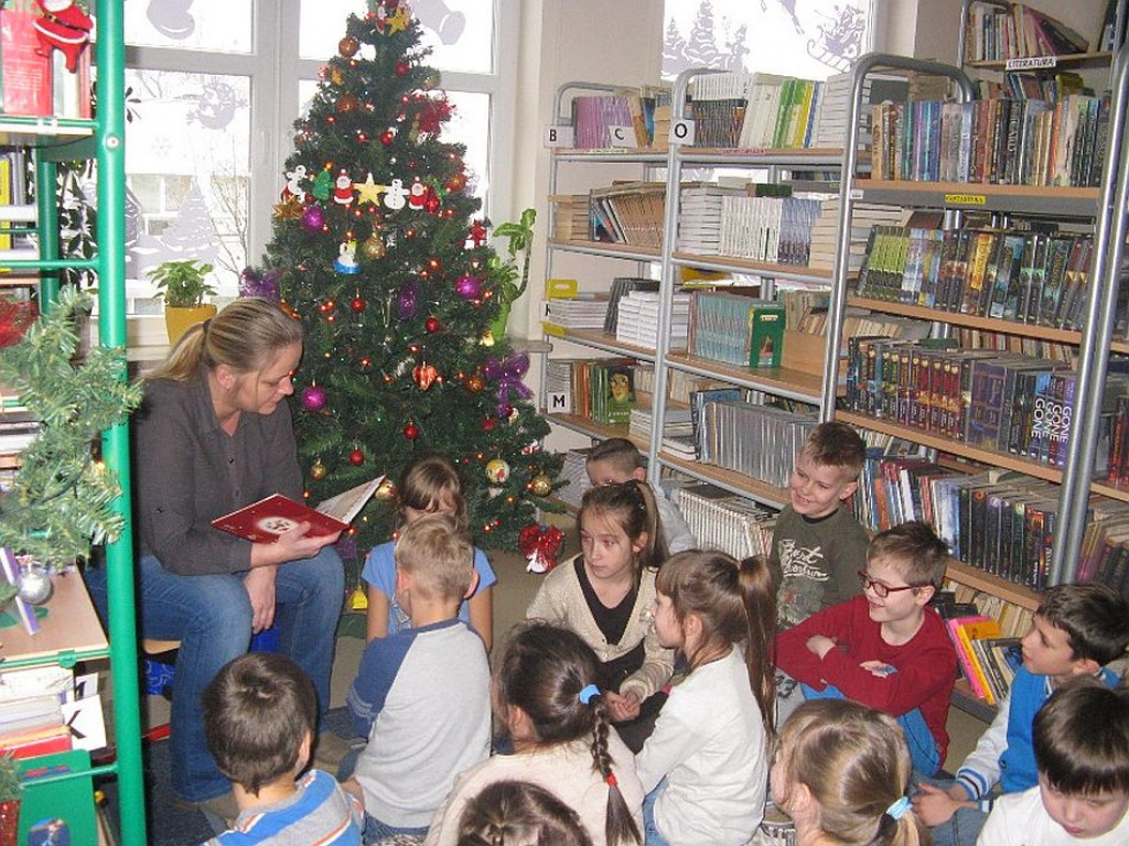 Mikołajkowe czytanie z mamą i tatą w Zespole Szkolno-Przedszkolnym nr 2