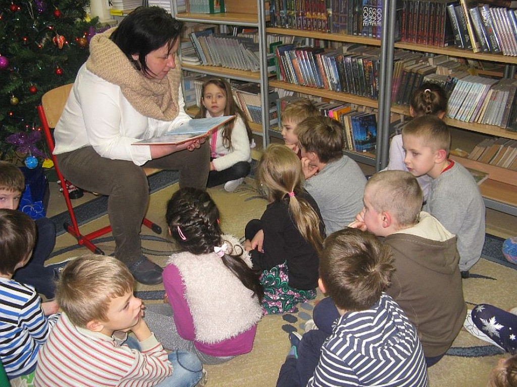 Mikołajkowe czytanie z mamą i tatą w Zespole Szkolno-Przedszkolnym nr 2