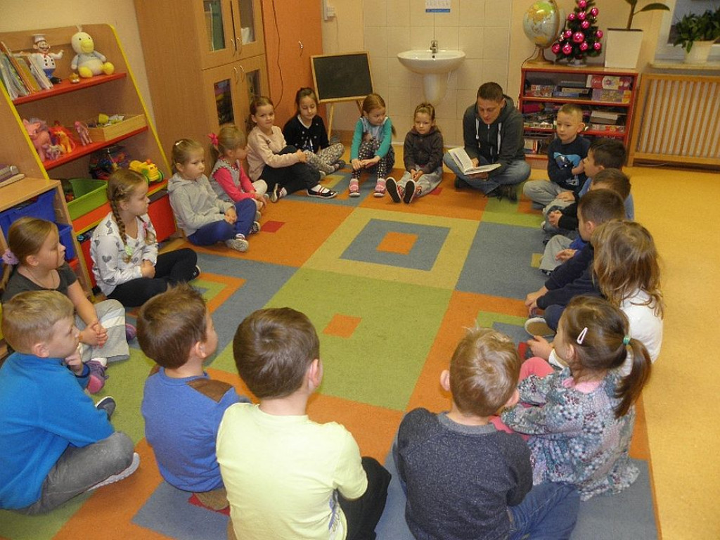 Mikołajkowe czytanie z mamą i tatą w Zespole Szkolno-Przedszkolnym nr 2