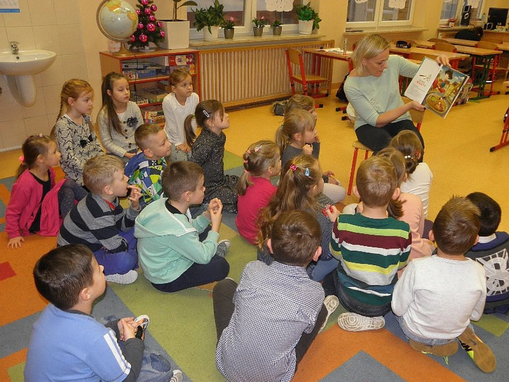 Mikołajkowe czytanie z mamą i tatą w Zespole Szkolno-Przedszkolnym nr 2