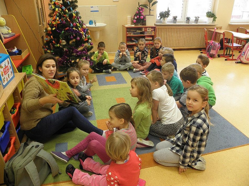 Mikołajkowe czytanie z mamą i tatą w Zespole Szkolno-Przedszkolnym nr 2