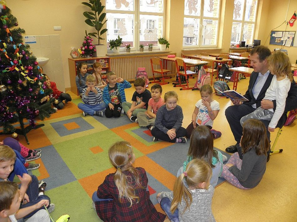 Mikołajkowe czytanie z mamą i tatą w Zespole Szkolno-Przedszkolnym nr 2